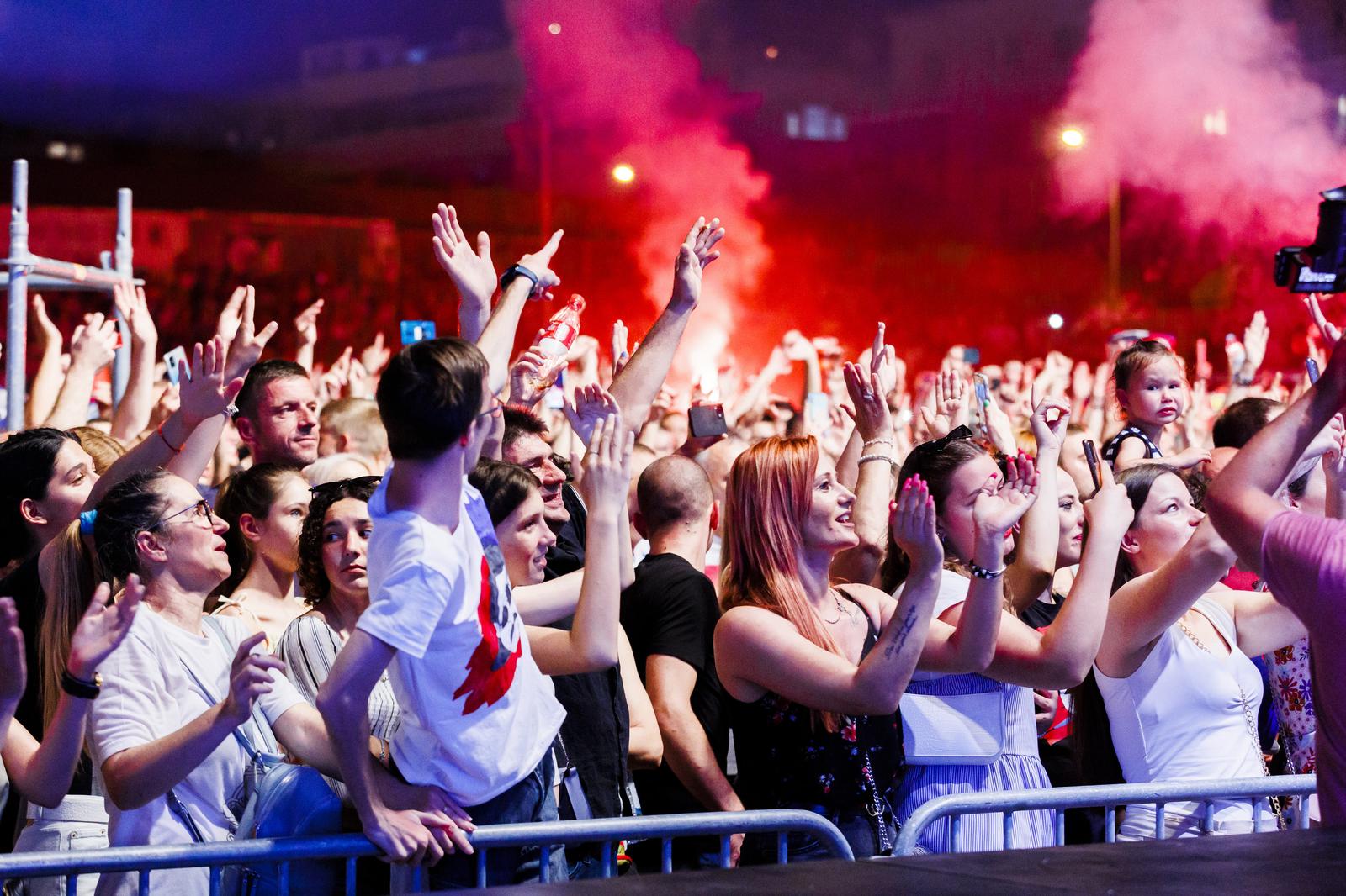 Mišo Kovač i prijatelji na Starom placu u Splitu Mišo Kovač i prijatelji na Starom placu u Splitu