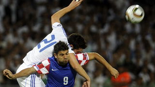 Tel Aviv, 091010.
Ramat-Gan Stadion.
Kvalifikacijska nogometna utakmica grupe F izmedju Izraela i Hrvatske za Euro 2012 u Poljskoj i Ukrajini.
Na slici: Eduardo da Silva i Tamir Cohen u skoku za loptu.
Foto: Drago Sopta / CROPIX