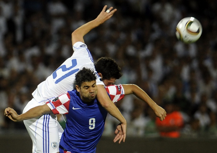 Tel Aviv, 091010.
Ramat-Gan Stadion.
Kvalifikacijska nogometna utakmica grupe F izmedju Izraela i Hrvatske za Euro 2012 u Poljskoj i Ukrajini.
Na slici: Eduardo da Silva i Tamir Cohen u skoku za loptu.
Foto: Drago Sopta / CROPIX