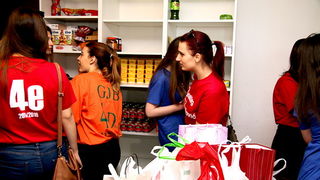 Zadarski maturanti donirali brašno Socijalnoj samoposluzi Zadarski maturanti donirali brašno Socijalnoj samoposluzi