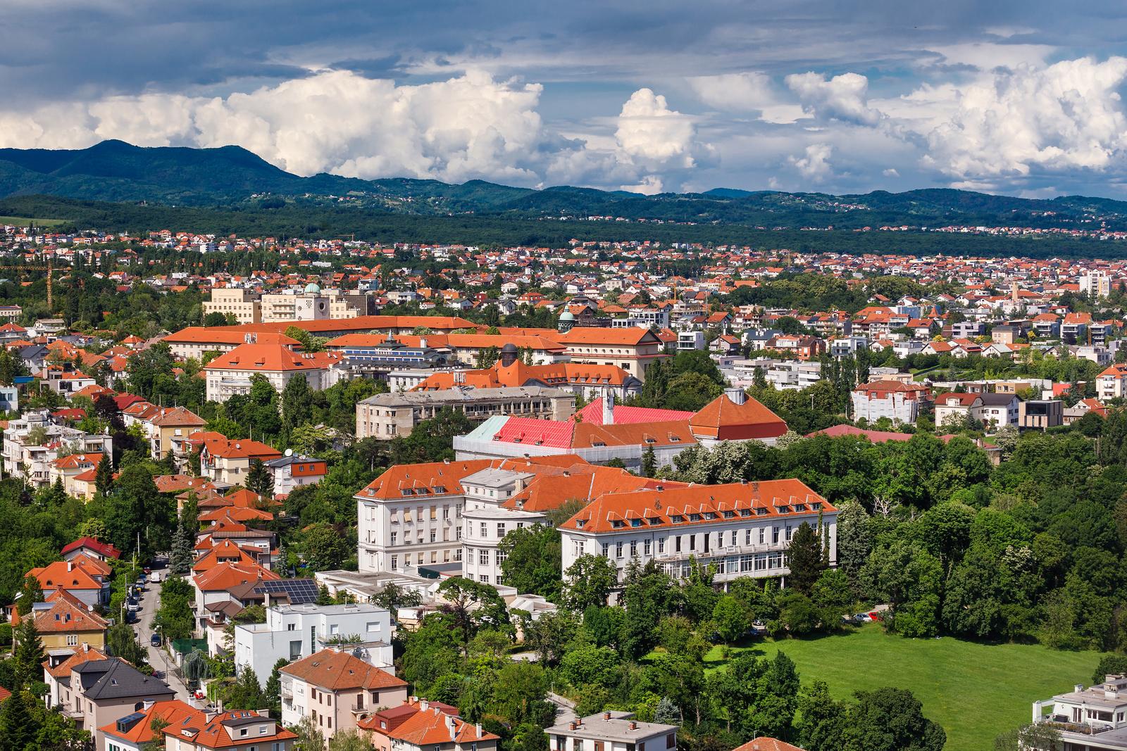 Pogled sa Zagrebačke katedrale na centar grada – Zagreb
