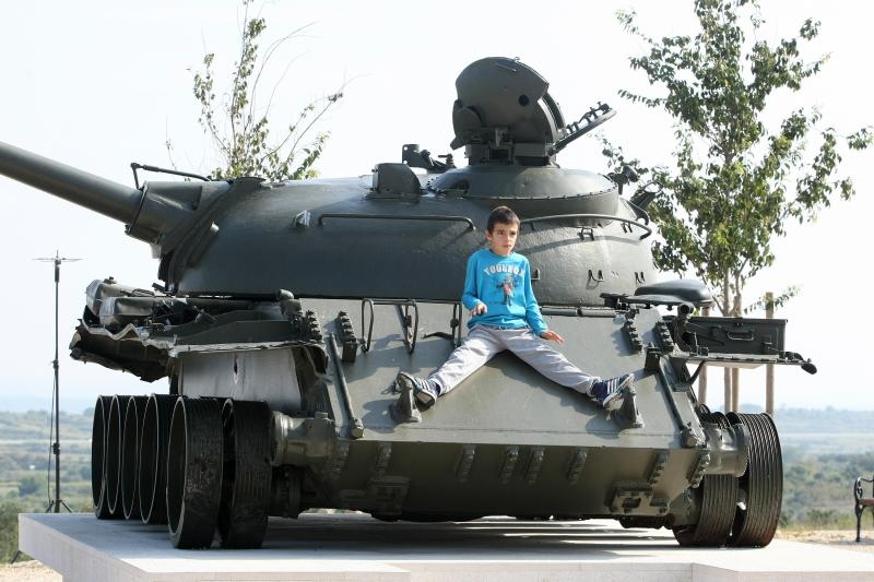 Zadar – U nazocnosti brojnih branitelja, gradskih vlasti, pripadnika HV-a i MUP-a te gradjana Zadra sredisnjom svecanoscu na gradskom predjelu Dracevac obiljezena je 23. obljetnica Dana obrane Grada. Svecanosti je nazocila Kolinda Grabar Kitarovic. Photo: Zadar – U nazocnosti brojnih branitelja, gradskih vlasti, pripadnika HV-a i MUP-a te gradjana Zadra sredisnjom svecanoscu na gradskom predjelu Dracevac obiljezena je 23. obljetnica Dana obrane Grada. Svecanosti je nazocila Kolinda Grabar Kitarovic. Photo: