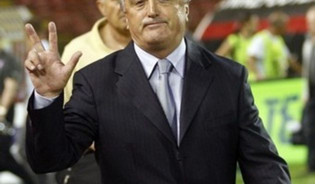 Radomir Antić “reformator” s tri prsta u zraku (Foto:Reuters)