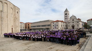 Zadar, 051212.
Nekoliko stotina zadarskih srednjoskolaca okupilo se danas u cast Arheoloskog muzeja kako bi sudjelovali u tzv. milenijskoj fotografiji Sime Strikomana. U povodu 180. godisnjice postojanja te najstarije zadarske ustanove kultura na prostoru Zadar, 051212.
Nekoliko stotina zadarskih srednjoskolaca okupilo se danas u cast Arheoloskog muzeja kako bi sudjelovali u tzv. milenijskoj fotografiji Sime Strikomana. U povodu 180. godisnjice postojanja te najstarije zadarske ustanove kultura na prostoru