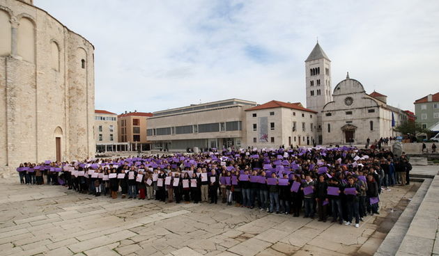 Zadar, 051212.
Nekoliko stotina zadarskih srednjoskolaca okupilo se danas u cast Arheoloskog muzeja kako bi sudjelovali u tzv. milenijskoj fotografiji Sime Strikomana. U povodu 180. godisnjice postojanja te najstarije zadarske ustanove kultura na prostoru