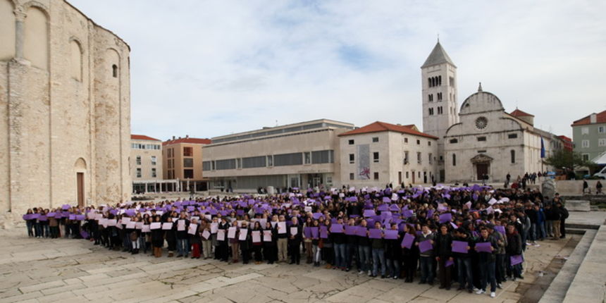 Zadar, 051212.
Nekoliko stotina zadarskih srednjoskolaca okupilo se danas u cast Arheoloskog muzeja kako bi sudjelovali u tzv. milenijskoj fotografiji Sime Strikomana. U povodu 180. godisnjice postojanja te najstarije zadarske ustanove kultura na prostoru Zadar, 051212.
Nekoliko stotina zadarskih srednjoskolaca okupilo se danas u cast Arheoloskog muzeja kako bi sudjelovali u tzv. milenijskoj fotografiji Sime Strikomana. U povodu 180. godisnjice postojanja te najstarije zadarske ustanove kultura na prostoru
