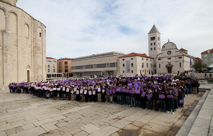 Zadar, 051212.
Nekoliko stotina zadarskih srednjoskolaca okupilo se danas u cast Arheoloskog muzeja kako bi sudjelovali u tzv. milenijskoj fotografiji Sime Strikomana. U povodu 180. godisnjice postojanja te najstarije zadarske ustanove kultura na prostoru Zadar, 051212.
Nekoliko stotina zadarskih srednjoskolaca okupilo se danas u cast Arheoloskog muzeja kako bi sudjelovali u tzv. milenijskoj fotografiji Sime Strikomana. U povodu 180. godisnjice postojanja te najstarije zadarske ustanove kultura na prostoru