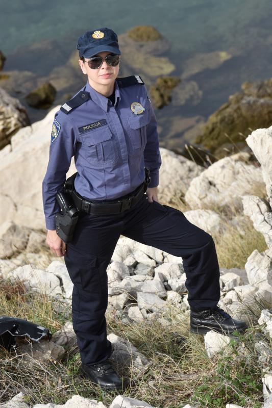 Policajka Petra Mitrović pružila je prvu pomoć unesrećenom motociklistu i bila uz njega do dolaska GSS-a koji ga je izvukla iz provalije. Photo: Dino Stanin/PIXSELL Policajka Petra Mitrović pružila je prvu pomoć unesrećenom motociklistu i bila uz njega do dolaska GSS-a koji ga je izvukla iz provalije. Photo: Dino Stanin/PIXSELL