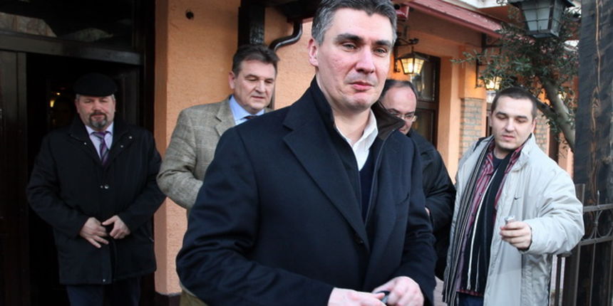 Zagreb, 200110.
Restoran Jadran (Bota Sare).
Celnici oporbenih stranaka koji su podrzali Ivu Josipovica sastali su se danas na rucku u restoranu “Jadran” na uglu Zvonimirove i Harambasiceve.
Na slici: Zoran Milanovic predsjednik SDP-a, Radimir Cacic preds