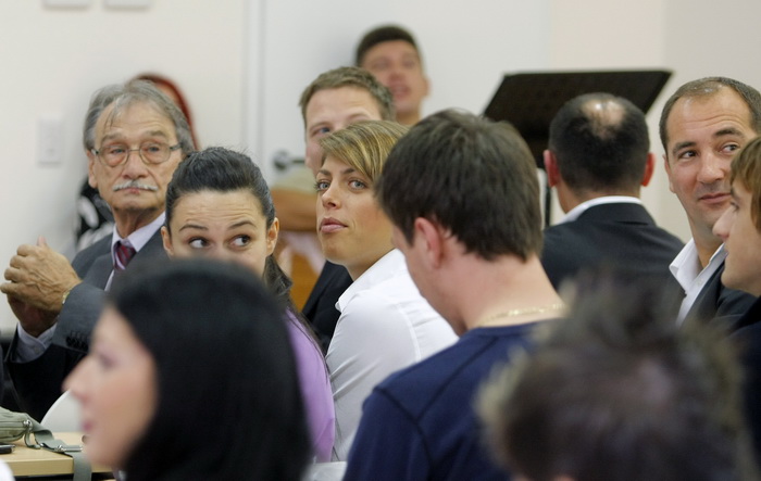 Split, 051010.
Aspira, Visoka skola za sportski menadzment.
Medju upisanim polaznicima skole je Blanka Vlasic, Tina Mihelic, sestre Lucija i Ana Zaninovic, Ivana Brkljacic, Igor Stimac.
Pozdravni govor je odrzao i Zlatko Matesa koji je pozdravio sve prisu Split, 051010.
Aspira, Visoka skola za sportski menadzment.
Medju upisanim polaznicima skole je Blanka Vlasic, Tina Mihelic, sestre Lucija i Ana Zaninovic, Ivana Brkljacic, Igor Stimac.
Pozdravni govor je odrzao i Zlatko Matesa koji je pozdravio sve prisu