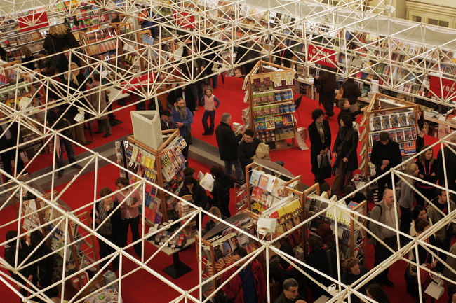 Pula,041209.
Recesijski, ali veselo i uz pjesmu otvoren je u petak jubilarni 15. Sa(n)jam knjige u Istri, koji ce do 13. prosinca okupiti vise od 200 autora i 300 nakladnika.Sajam je prigodnim rijecima otvorio veliki argentinsko-kanadski knjizevnik Albert Pula,041209.
Recesijski, ali veselo i uz pjesmu otvoren je u petak jubilarni 15. Sa(n)jam knjige u Istri, koji ce do 13. prosinca okupiti vise od 200 autora i 300 nakladnika.Sajam je prigodnim rijecima otvorio veliki argentinsko-kanadski knjizevnik Albert