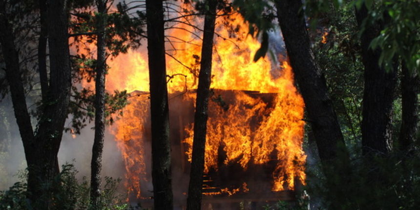 Zadar, 230709.
Danas oko 12 sati u Parku Vruljica buknuo je pozar. Brzom intervencijom vatrogasaca sprijecena je veca steta.
Foto: Andrija Lucic / CROPIX