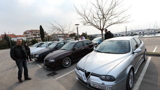 Zadar, 250312.
Vlasnici i ljubitelji automobilske marke Alfa Romeo okupili su se jutros na parkiralistu jedrilicarskog kluba Uskok kako bi pokazali svoje limene ljubimce i razgledali tudje.
Na slici: detalj sa dogadjanja.
Foto: Luka Gerlanc / CROPIX Zadar, 250312.
Vlasnici i ljubitelji automobilske marke Alfa Romeo okupili su se jutros na parkiralistu jedrilicarskog kluba Uskok kako bi pokazali svoje limene ljubimce i razgledali tudje.
Na slici: detalj sa dogadjanja.
Foto: Luka Gerlanc / CROPIX