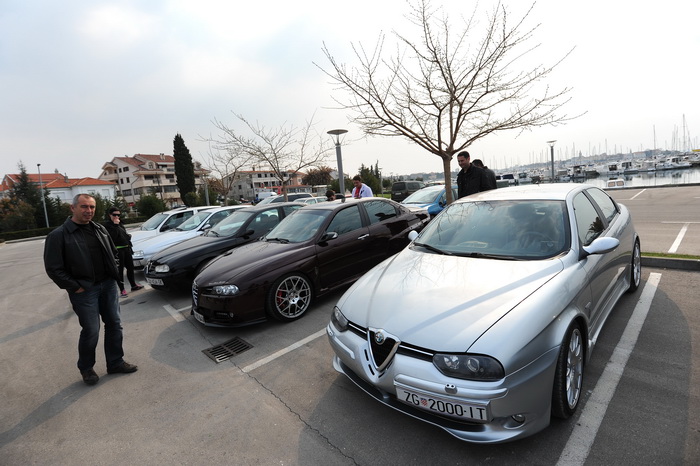 Zadar, 250312.
Vlasnici i ljubitelji automobilske marke Alfa Romeo okupili su se jutros na parkiralistu jedrilicarskog kluba Uskok kako bi pokazali svoje limene ljubimce i razgledali tudje.
Na slici: detalj sa dogadjanja.
Foto: Luka Gerlanc / CROPIX Zadar, 250312.
Vlasnici i ljubitelji automobilske marke Alfa Romeo okupili su se jutros na parkiralistu jedrilicarskog kluba Uskok kako bi pokazali svoje limene ljubimce i razgledali tudje.
Na slici: detalj sa dogadjanja.
Foto: Luka Gerlanc / CROPIX