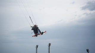 Južina nekima donosi glavobolju, surferima i kajterima je prava radost. Tako je bilo i jučer. Na biogradskoj plaži Dražica okupilo se dvadesetak ljubitelja vjetra, većina iz kiteboarding kluba Badevana-surf iz Zagreba. Iako su po meteorološkoj prognozi oč