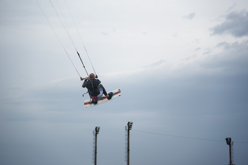 Južina nekima donosi glavobolju, surferima i kajterima je prava radost. Tako je bilo i jučer. Na biogradskoj plaži Dražica okupilo se dvadesetak ljubitelja vjetra, većina iz kiteboarding kluba Badevana-surf iz Zagreba. Iako su po meteorološkoj prognozi oč