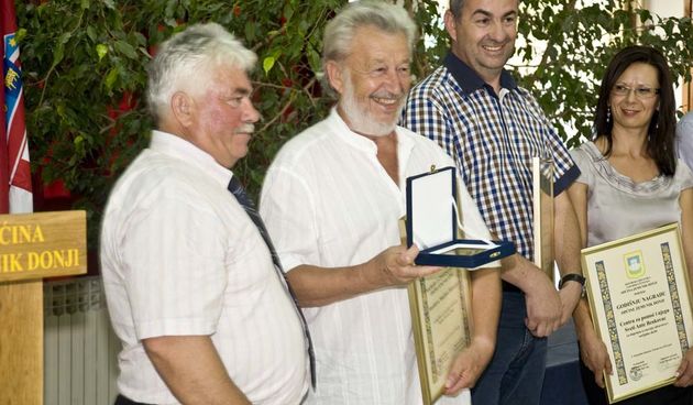 Ing.Joso Marušić,načelnik Općine Zemunik, dodjeljuje Bilosniću nagradu za životno djelo