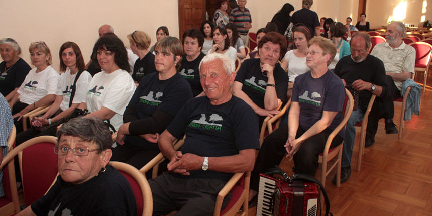 Julianne Eden Bušić predstavila novu knjigu “Živa glava”, Foto: Lucija Juravić Julianne Eden Bušić predstavila novu knjigu “Živa glava”, Foto: Lucija Juravić