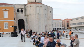 Zadar, 240910.
Danas je u Zadru svecano otvorena preuredjena Poljana Ivana Pavla 2. Poljana, odnosno prostor koji se proteze od juznog portikata Foruma prema Ulici Zadarskog mira 1358. uredila se prema idejnom projektu zadarskog arhitekta Ante Uglesica. Zadar, 240910.
Danas je u Zadru svecano otvorena preuredjena Poljana Ivana Pavla 2. Poljana, odnosno prostor koji se proteze od juznog portikata Foruma prema Ulici Zadarskog mira 1358. uredila se prema idejnom projektu zadarskog arhitekta Ante Uglesica.