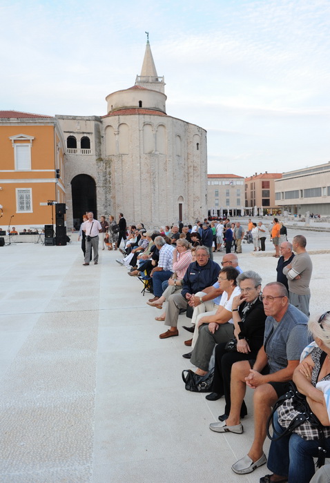 Zadar, 240910.
Danas je u Zadru svecano otvorena preuredjena Poljana Ivana Pavla 2. Poljana, odnosno prostor koji se proteze od juznog portikata Foruma prema Ulici Zadarskog mira 1358. uredila se prema idejnom projektu zadarskog arhitekta Ante Uglesica. Zadar, 240910.
Danas je u Zadru svecano otvorena preuredjena Poljana Ivana Pavla 2. Poljana, odnosno prostor koji se proteze od juznog portikata Foruma prema Ulici Zadarskog mira 1358. uredila se prema idejnom projektu zadarskog arhitekta Ante Uglesica.