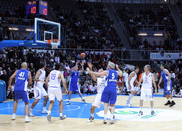 KK Zadar – Real Madrid, umirovljenje dresova 10 (Giuseppe Giergia) i 11 (Kresimir Cosic), Foto; Mladen Malik KK Zadar – Real Madrid, umirovljenje dresova 10 (Giuseppe Giergia) i 11 (Kresimir Cosic), Foto; Mladen Malik