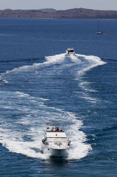 Zadar, 040711.
Pomorski promet ispod mosta u Zdrelcu vrlo je intenzivan za vrijeme ljetnih mjeseci. Prolaz imedju otoka Ugljana i Pasmana najblizi je put zadarskog podrucja prema Kornatima i otocima zadarskog arhipelaga.
Na slici: brodovi slikani s mosta Zadar, 040711.
Pomorski promet ispod mosta u Zdrelcu vrlo je intenzivan za vrijeme ljetnih mjeseci. Prolaz imedju otoka Ugljana i Pasmana najblizi je put zadarskog podrucja prema Kornatima i otocima zadarskog arhipelaga.
Na slici: brodovi slikani s mosta