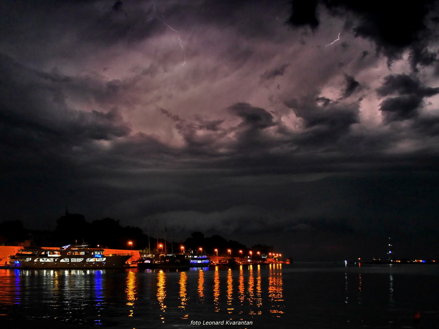 Munje nad zadarskom lukom