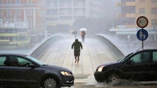Opis  30.07.2014., Zadar – Ciklona Melisa jutros je na zadarsko podrucje donijela snazno nevrijeme praceno kisom i grmljavinom. Photo: Filip Brala/PIXSELL Autor  Filip Brala/PIXSELL Ključne riječi  ciklona, melisa, fronta, kisa, nevrijeme