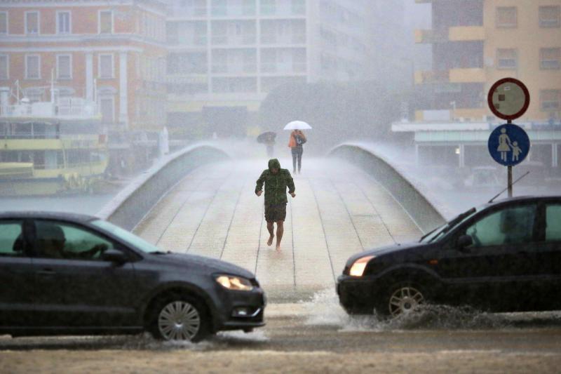 Opis  30.07.2014., Zadar – Ciklona Melisa jutros je na zadarsko podrucje donijela snazno nevrijeme praceno kisom i grmljavinom. Photo: Filip Brala/PIXSELL Autor  Filip Brala/PIXSELL Ključne riječi  ciklona, melisa, fronta, kisa, nevrijeme