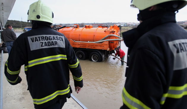 Zadar, 120213.
Supernova centar. 
U 8.35 zadarski vatrogasci zaprimili su dojavu o poplavi u Supernova centru, a uzrok je poplavljen potok Ricina. Poplavljeni su neki poslovni prostori, trafostanica, kotlovnica i dio skladista. Na terenu su djelatnici JVP