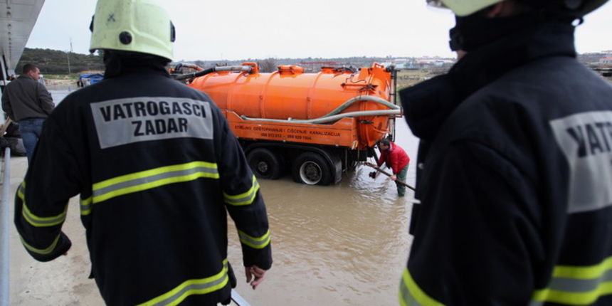 Zadar, 120213.
Supernova centar. 
U 8.35 zadarski vatrogasci zaprimili su dojavu o poplavi u Supernova centru, a uzrok je poplavljen potok Ricina. Poplavljeni su neki poslovni prostori, trafostanica, kotlovnica i dio skladista. Na terenu su djelatnici JVP