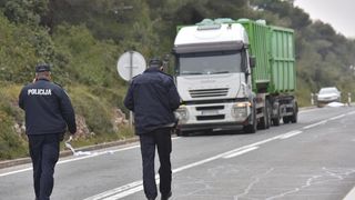 Tustica: U naletu kamiona poginuo pješak