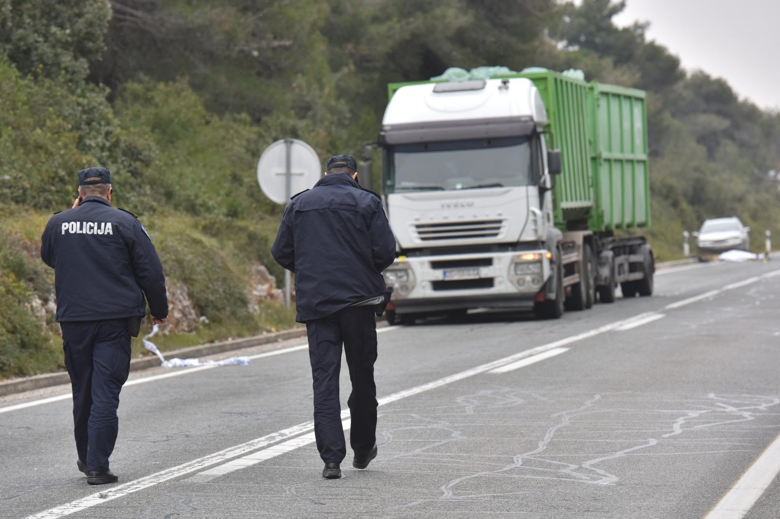 Tustica: U naletu kamiona poginuo pješak