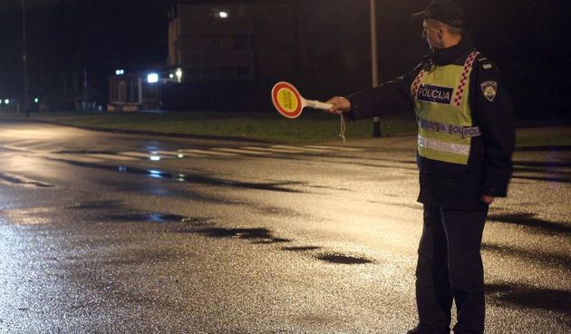 10.11.2013, Zagreb – Prometna patrola s policajcima prometne policije koja kontrolira vozace povodom Martinja. Photo: Luka Stanzl/PIXSELL Autor  Luka Stanzl/PIXSELL KLJUČNE RIJEČI  policajac, testiranje, Martinje, alkotest, policija, police, akcija