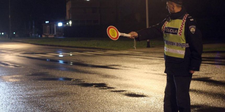 10.11.2013, Zagreb – Prometna patrola s policajcima prometne policije koja kontrolira vozace povodom Martinja. Photo: Luka Stanzl/PIXSELL Autor Luka Stanzl/PIXSELL KLJUČNE RIJEČI policajac, testiranje, Martinje, alkotest, policija, police, akcija 10.11.2013, Zagreb – Prometna patrola s policajcima prometne policije koja kontrolira vozace povodom Martinja. Photo: Luka Stanzl/PIXSELL Autor Luka Stanzl/PIXSELL KLJUČNE RIJEČI policajac, testiranje, Martinje, alkotest, policija, police, akcija