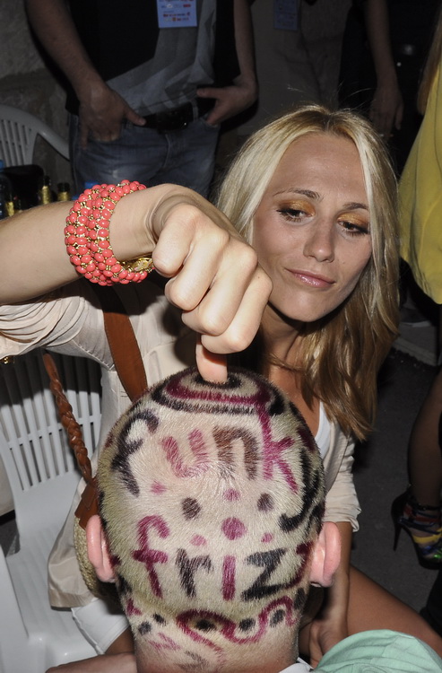 Vodice, 110611.
Obala Vladimira Natora.
Posljednja vecer CMC -a u Vodicama.
Na slici: Neda Parmac iz Feminema s bubnjarom Borisa Novkovica.
Foto: Marija Mihic / CROPIX