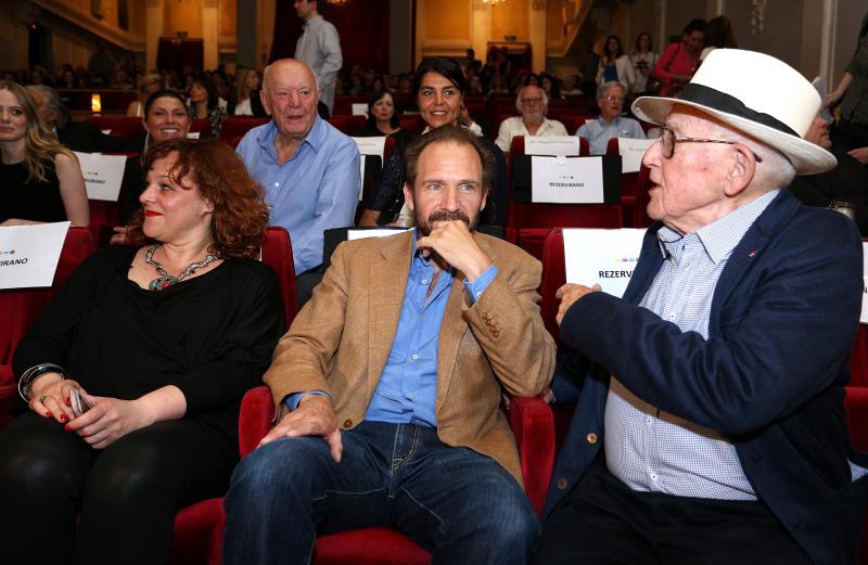 Osmi Festival zidovskog filma Zagreb – Festival tolerancije obiljezava 20. godisnjicu filma Schindlerova lista redatelja Stevena Spielberga, u kojem je posebni gost festivala Ralph Fiennes glumio nacistickog zlocinca Amona Goetha, a producirao ga je dire Osmi Festival zidovskog filma Zagreb – Festival tolerancije obiljezava 20. godisnjicu filma Schindlerova lista redatelja Stevena Spielberga, u kojem je posebni gost festivala Ralph Fiennes glumio nacistickog zlocinca Amona Goetha, a producirao ga je dire