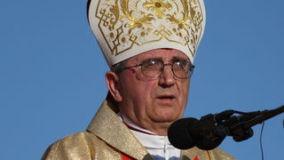 Zadar, 080510.
Zadar je domacin Susreta katolicke mladezi 2010. 
Susret ce trajati dva dana a u njemu ce sudjelovati preko 30.000 mladih iz Hrvatske i svijeta. 
Na slici: misa u sportskom centru Visnjik, nadbiskup zadarski Zelimir Puljic
Foto: Vladimir Iv