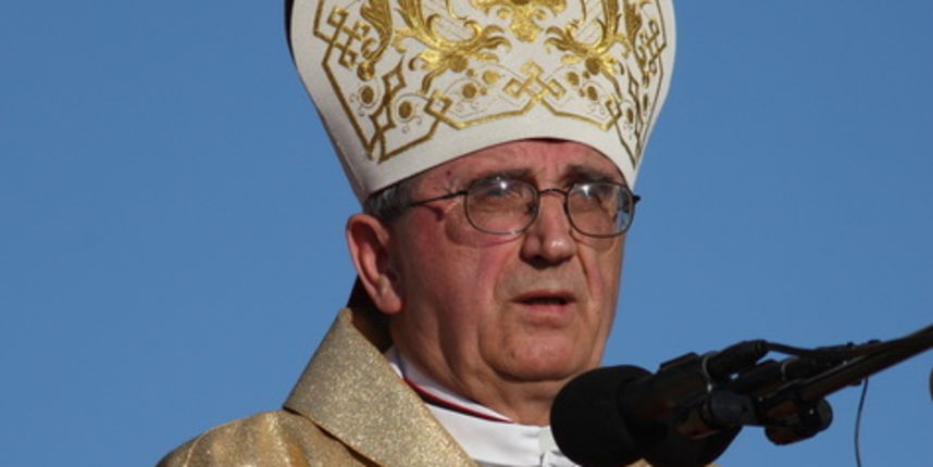 Zadar, 080510.
Zadar je domacin Susreta katolicke mladezi 2010. 
Susret ce trajati dva dana a u njemu ce sudjelovati preko 30.000 mladih iz Hrvatske i svijeta. 
Na slici: misa u sportskom centru Visnjik, nadbiskup zadarski Zelimir Puljic
Foto: Vladimir Iv