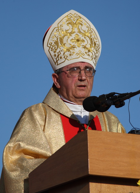 Zadar, 080510.
Zadar je domacin Susreta katolicke mladezi 2010. 
Susret ce trajati dva dana a u njemu ce sudjelovati preko 30.000 mladih iz Hrvatske i svijeta. 
Na slici: misa u sportskom centru Visnjik, nadbiskup zadarski Zelimir Puljic
Foto: Vladimir Iv