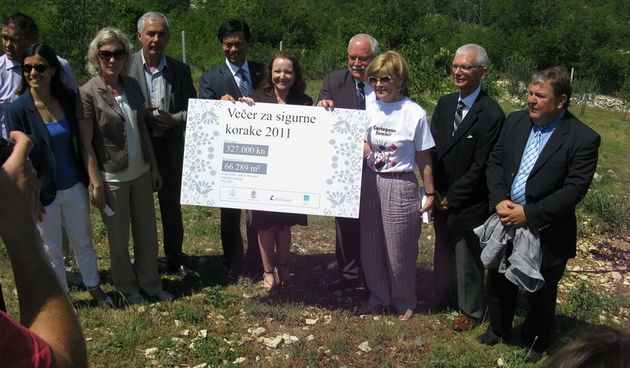 Rahela Opalk (PBZ Card, Zlatni sponzor večere 2011), Marija Plesec Pongac (ITF), Andrea Doko Jelušić, izvršna direktorica Američke gospodarske komore, Stipe Zrilić, župan Zadarske županije, Hoyt B. Yee (zamjenik veleposlanika SAD-a), Nj.E. Edwin L. Loughl