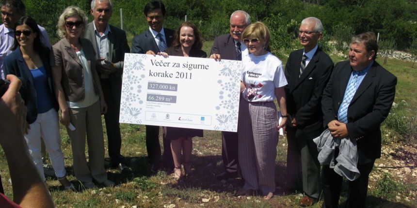 Rahela Opalk (PBZ Card, Zlatni sponzor večere 2011), Marija Plesec Pongac (ITF), Andrea Doko Jelušić, izvršna direktorica Američke gospodarske komore, Stipe Zrilić, župan Zadarske županije, Hoyt B. Yee (zamjenik veleposlanika SAD-a), Nj.E. Edwin L. Loughl Rahela Opalk (PBZ Card, Zlatni sponzor večere 2011), Marija Plesec Pongac (ITF), Andrea Doko Jelušić, izvršna direktorica Američke gospodarske komore, Stipe Zrilić, župan Zadarske županije, Hoyt B. Yee (zamjenik veleposlanika SAD-a), Nj.E. Edwin L. Loughl