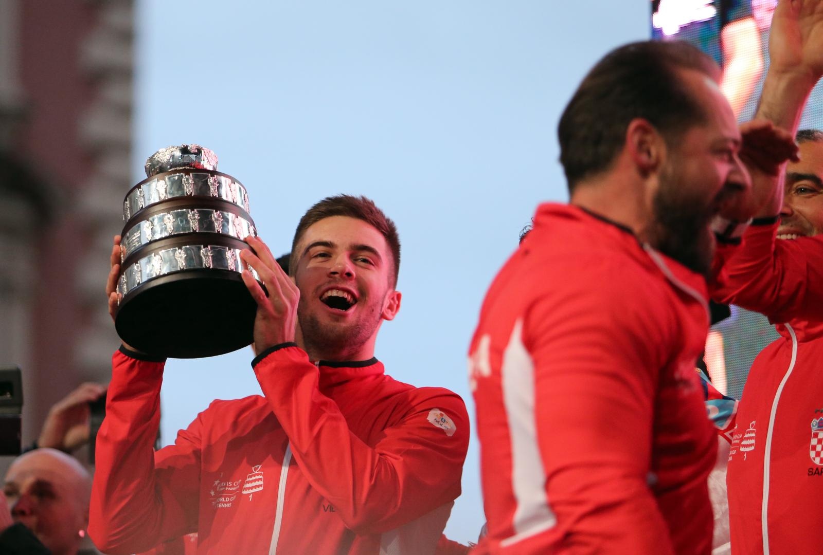Zlatne tenisače na Trgu bana Josipa Jelačića dočekale tisuće navijača Zlatne tenisače na Trgu bana Josipa Jelačića dočekale tisuće navijača