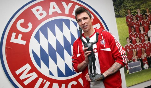 Muenchen, Njemacka – Mario Mandzukic prima nagradu za najboljeg nogometasa 2013. u izboru Vecernjeg lista. Photo: Boris Scitar/Vecernji list