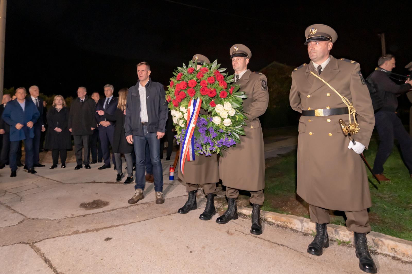 Andrej Plenković obilježio Dan sjećanja u Škabrnji Andrej Plenković obilježio Dan sjećanja u Škabrnji