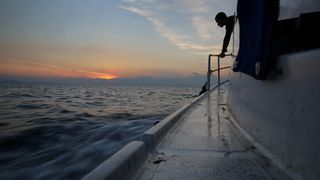 22.12.2013., Zadar – Neobicno toplo vrijeme za prve dane zime dodatni je poticaj za otisnuti se na more i uloviti koju lignju za Badnju vecer. Iako zbog oseke gotovo da nisu mogli isploviti, dva Privlacanca na nedjeljno poslijepodne udaljila su se od ob