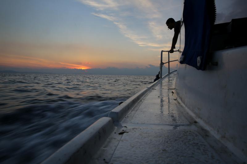 22.12.2013., Zadar – Neobicno toplo vrijeme za prve dane zime dodatni je poticaj za otisnuti se na more i uloviti koju lignju za Badnju vecer. Iako zbog oseke gotovo da nisu mogli isploviti, dva Privlacanca na nedjeljno poslijepodne udaljila su se od ob