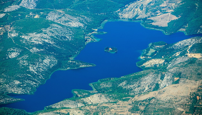 Zagreb-Split, 080912.
Let Zagreba za Split.
Na slici Visovacko jezero u Nacionalnom parku Krka.
Foto: Zvonimir Barisin / CROPIX Zagreb-Split, 080912.
Let Zagreba za Split.
Na slici Visovacko jezero u Nacionalnom parku Krka.
Foto: Zvonimir Barisin / CROPIX