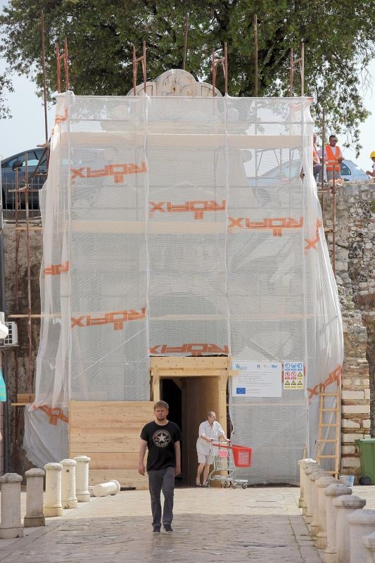 Iako se priblizava pocetak turisticke sezone, stara gradska jezgra pretvorena je u veliko gradiliste. Photo: Dino Stanin/PIXSELL Autor Dino Stanin/PIXSELL Ključne riječi bager, turisticka sezona, skele, raskopano, cesta, radovi, Iako se priblizava pocetak turisticke sezone, stara gradska jezgra pretvorena je u veliko gradiliste. Photo: Dino Stanin/PIXSELL Autor Dino Stanin/PIXSELL Ključne riječi bager, turisticka sezona, skele, raskopano, cesta, radovi,