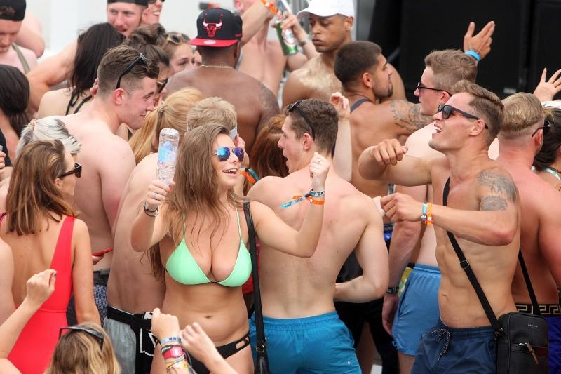 Zrće: Drugi dan Hideout festivala privukao je mnogobrojnu publiku na after beach party, Photo: Luka Stanzl/PIXSELL Zrće: Drugi dan Hideout festivala privukao je mnogobrojnu publiku na after beach party, Photo: Luka Stanzl/PIXSELL